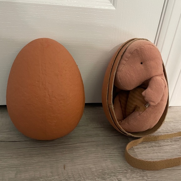 Maileg Gantosaurus in Egg, Small - Old Rose - Picture 7 of 10